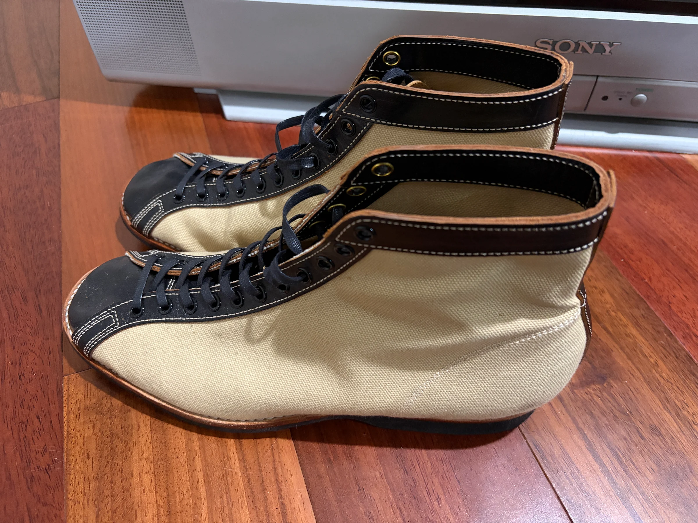 Clinch Mast Trainer Black and Ivory Canvas