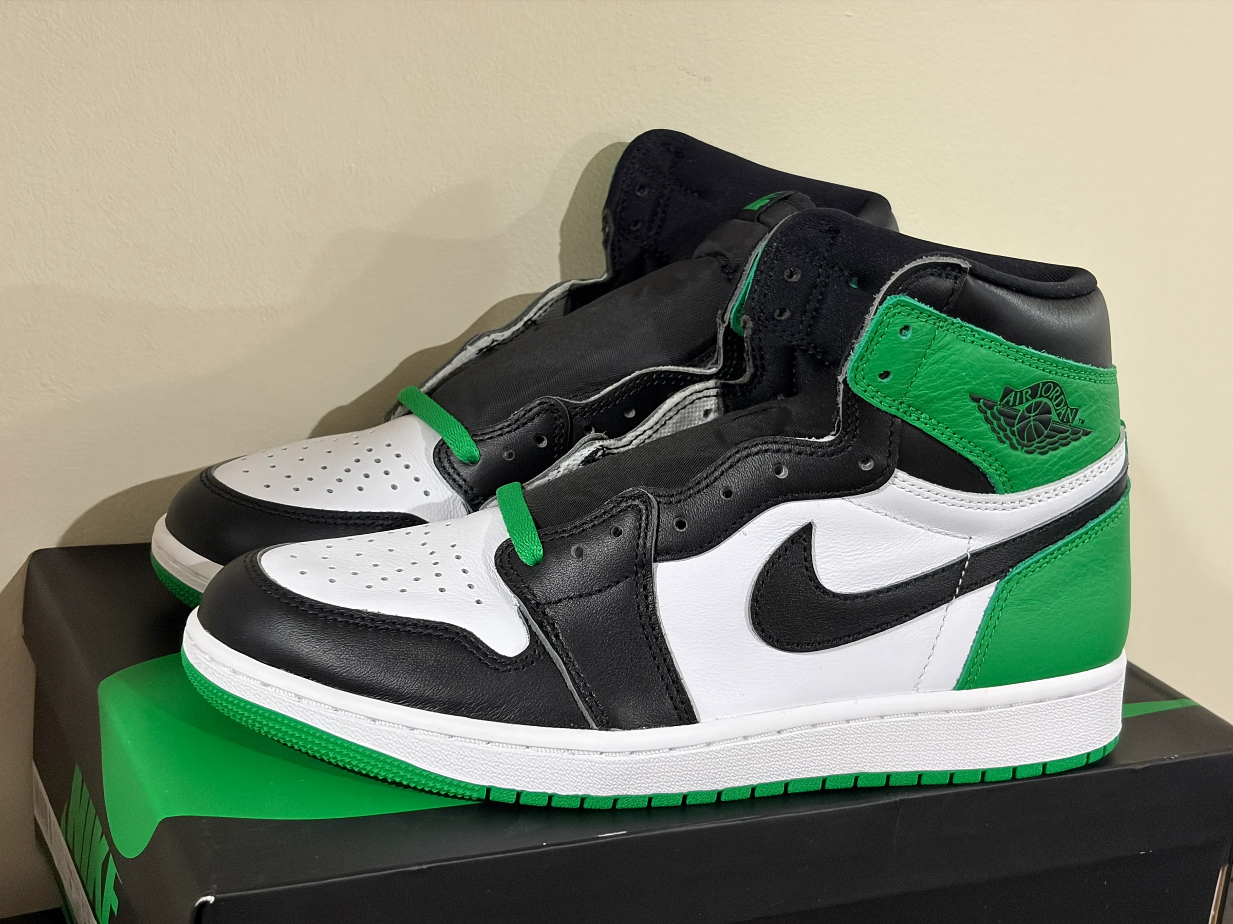Air Jordan 1 Retro High OG Lucky Green